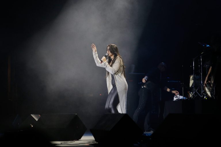 Eudoxia em apresentação ao vivo — uma fusão entre a força do rock e a expressividade da ópera.