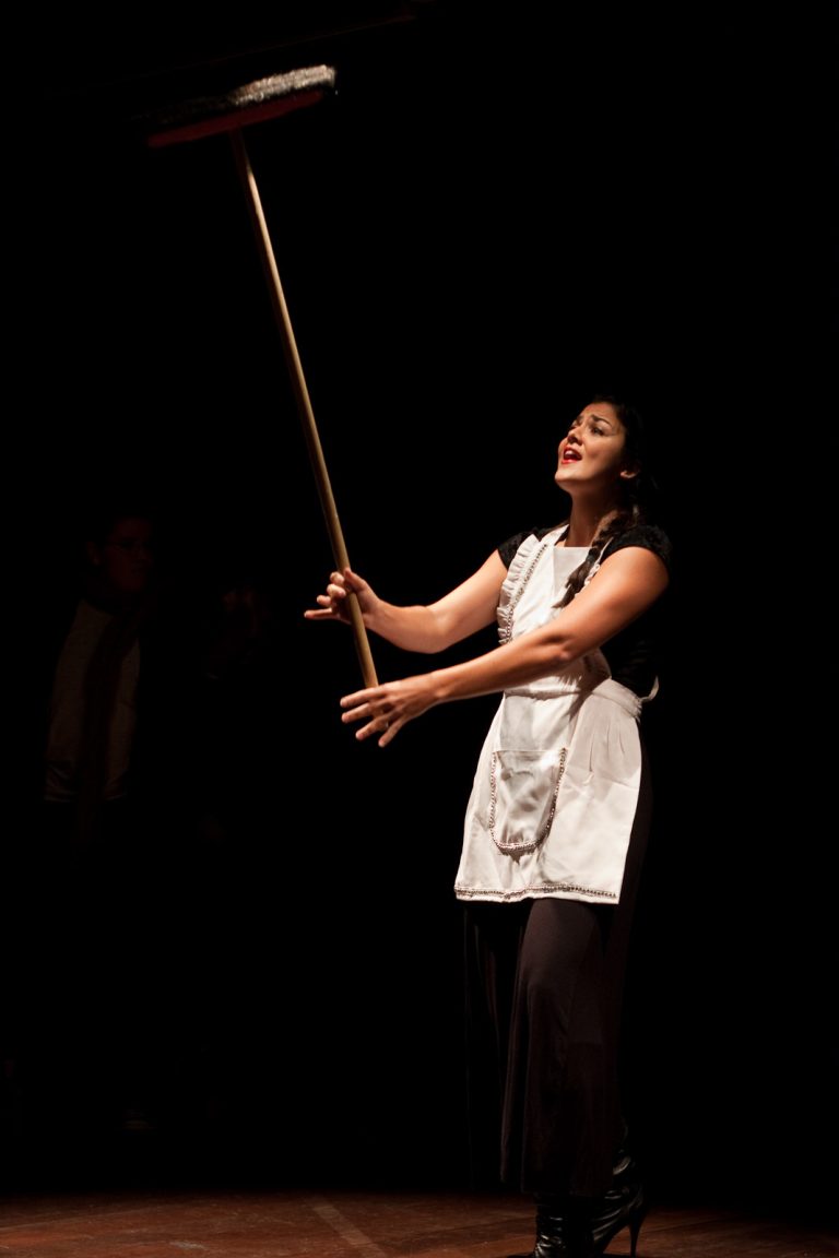 Eudoxia em performance ao vivo, unindo rock e ópera com intensidade e presença cênica.