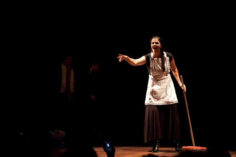 Eudoxia em performance ao vivo, unindo rock e ópera com intensidade e presença cênica.