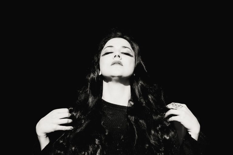 The Shadow Works — a dualidade entre luz e escuridão em forma de som e imagem.