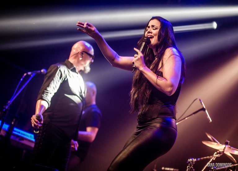 Eudoxia em performance ao vivo, unindo rock e ópera com intensidade e presença cênica.